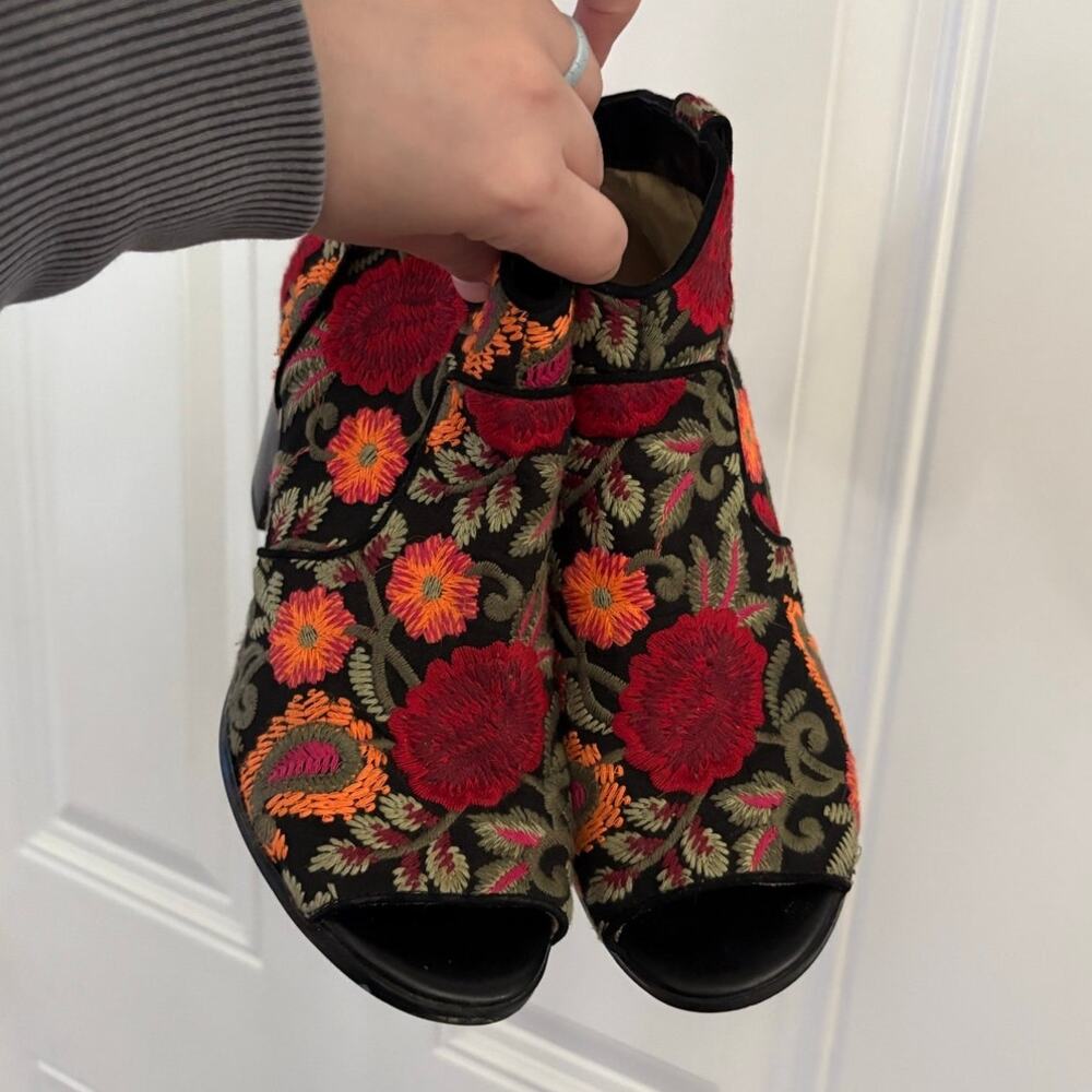 Crown Vintage Frankie embroidered peep-toe booties size 8 - Picture 3 of 4